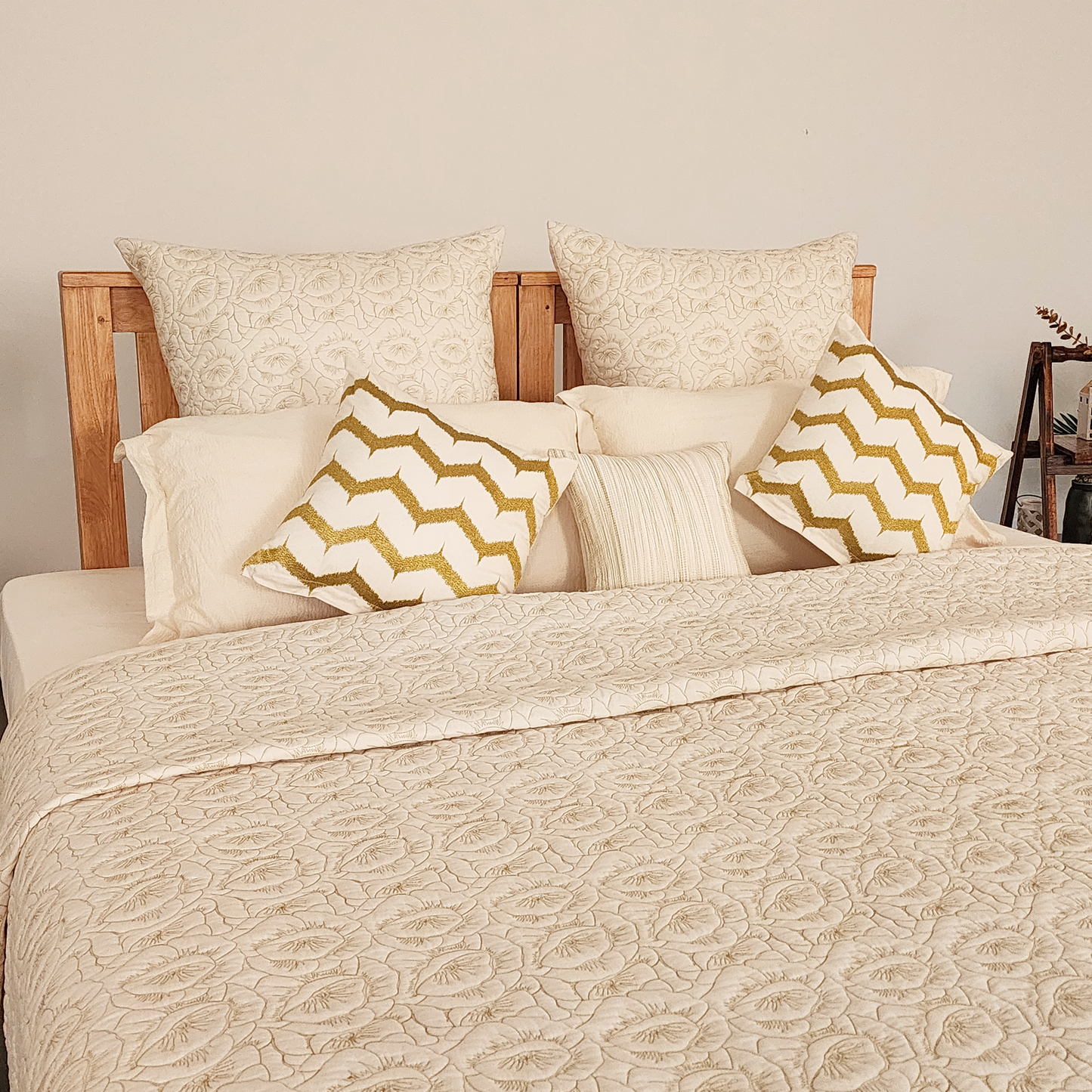Set, floral, bedspread, gifting set, festival , kasavu , traditional , white, off white, kinari, cream, golden , zari, embroidery , bed decore